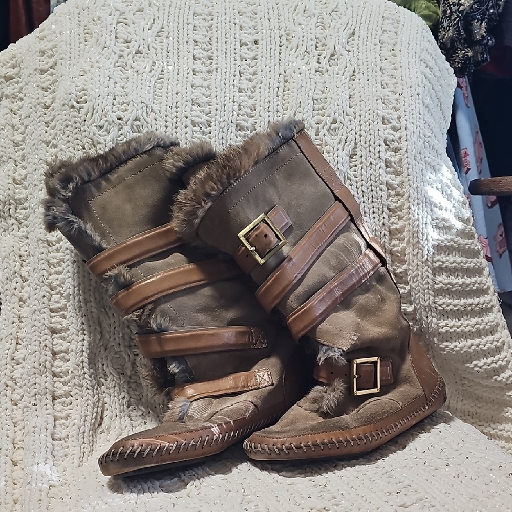 Fur-Lined Brown Boots with Buckle Accents